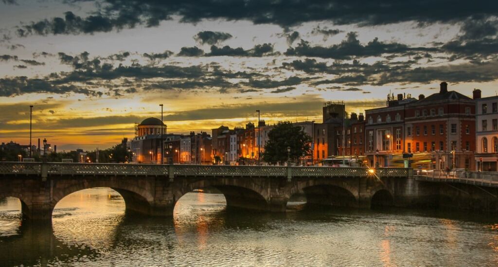 Partir travailler à l'étranger - Irlande - sunset Bridge Dublin City