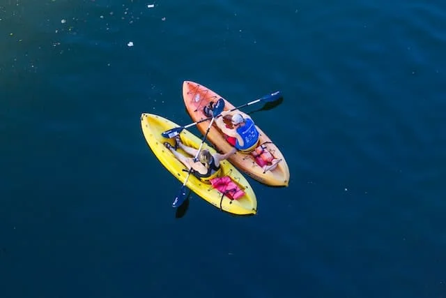 2 kayaks gonflables dans la mer