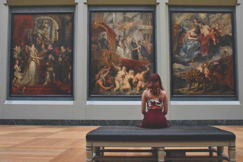 Galerie d'art - femme contemple des tableaux